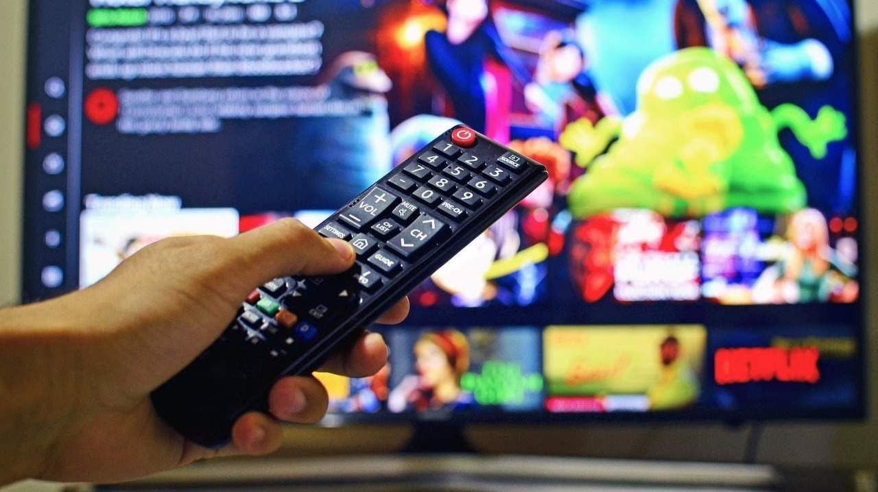 Televisor y mando a distancia