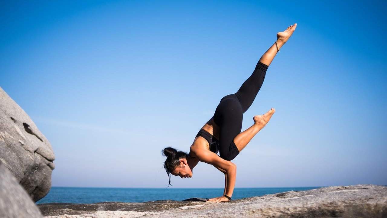 Personas practicando yoga