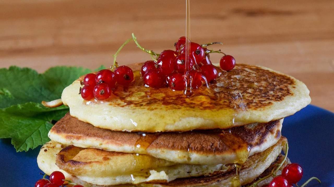 Panqueques con frutos rojos y miel